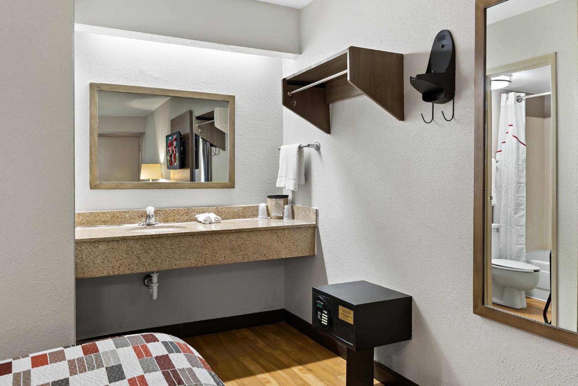 Red Roof Inn Cleveland - Independence Bagian luar foto